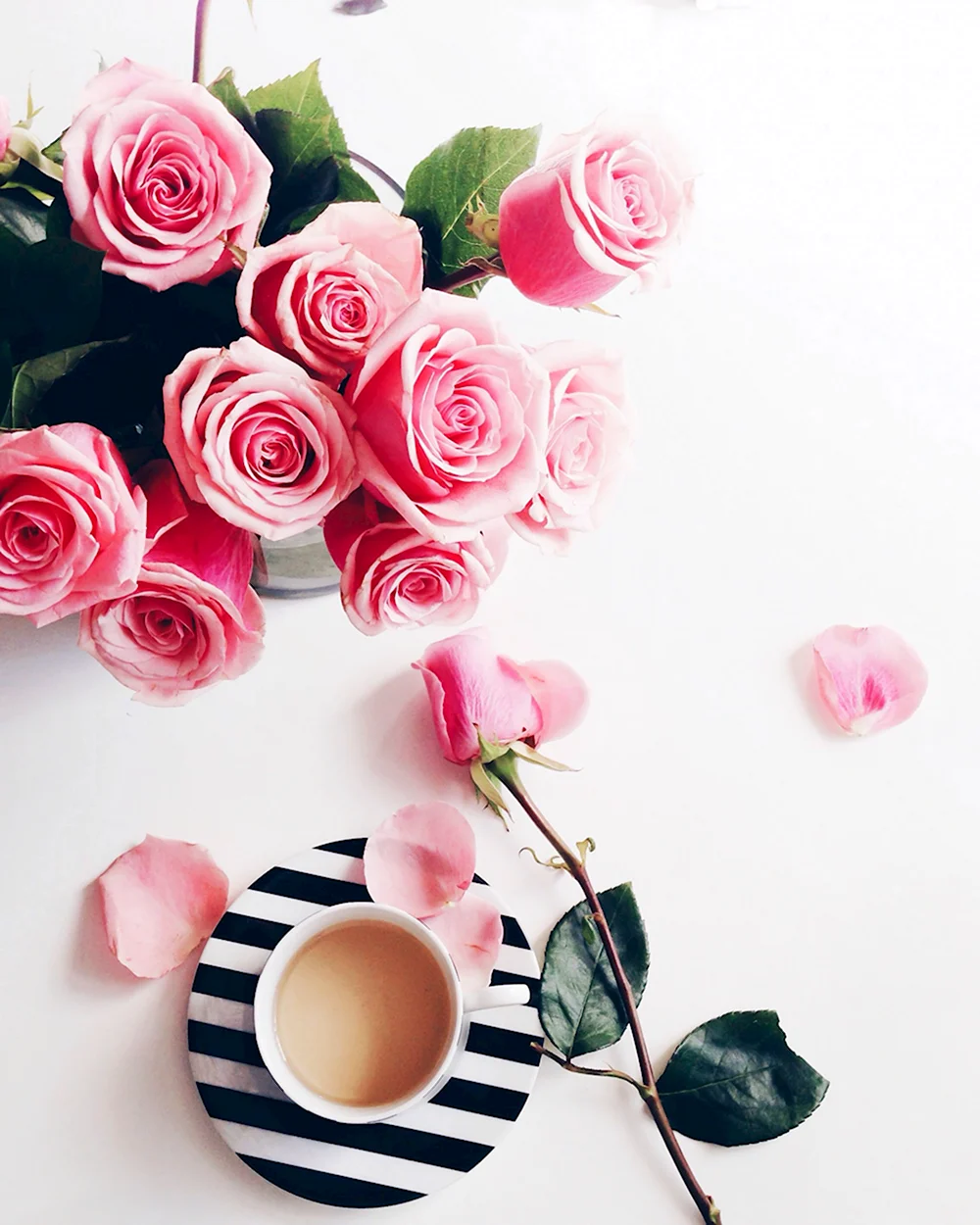 Розовые розы и кофе