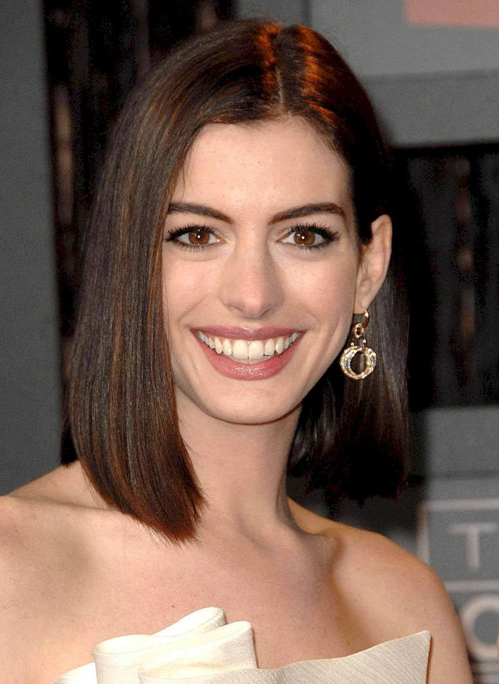 Anne Hathaway Medium length hair