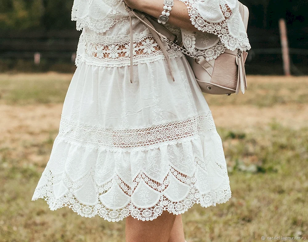 Белое кружевное платье в стиле бохо