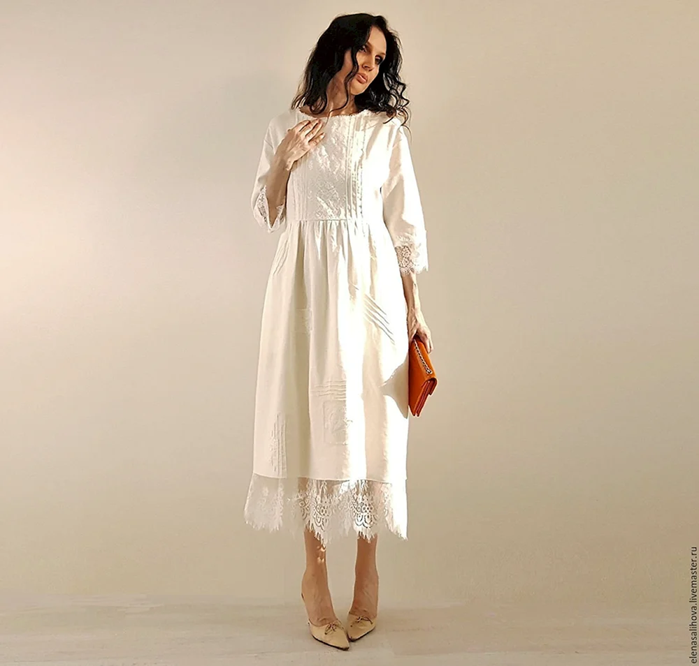 Белое льняное платье с кружевом