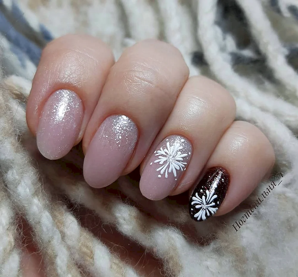 Бежевые ногти со снежинками