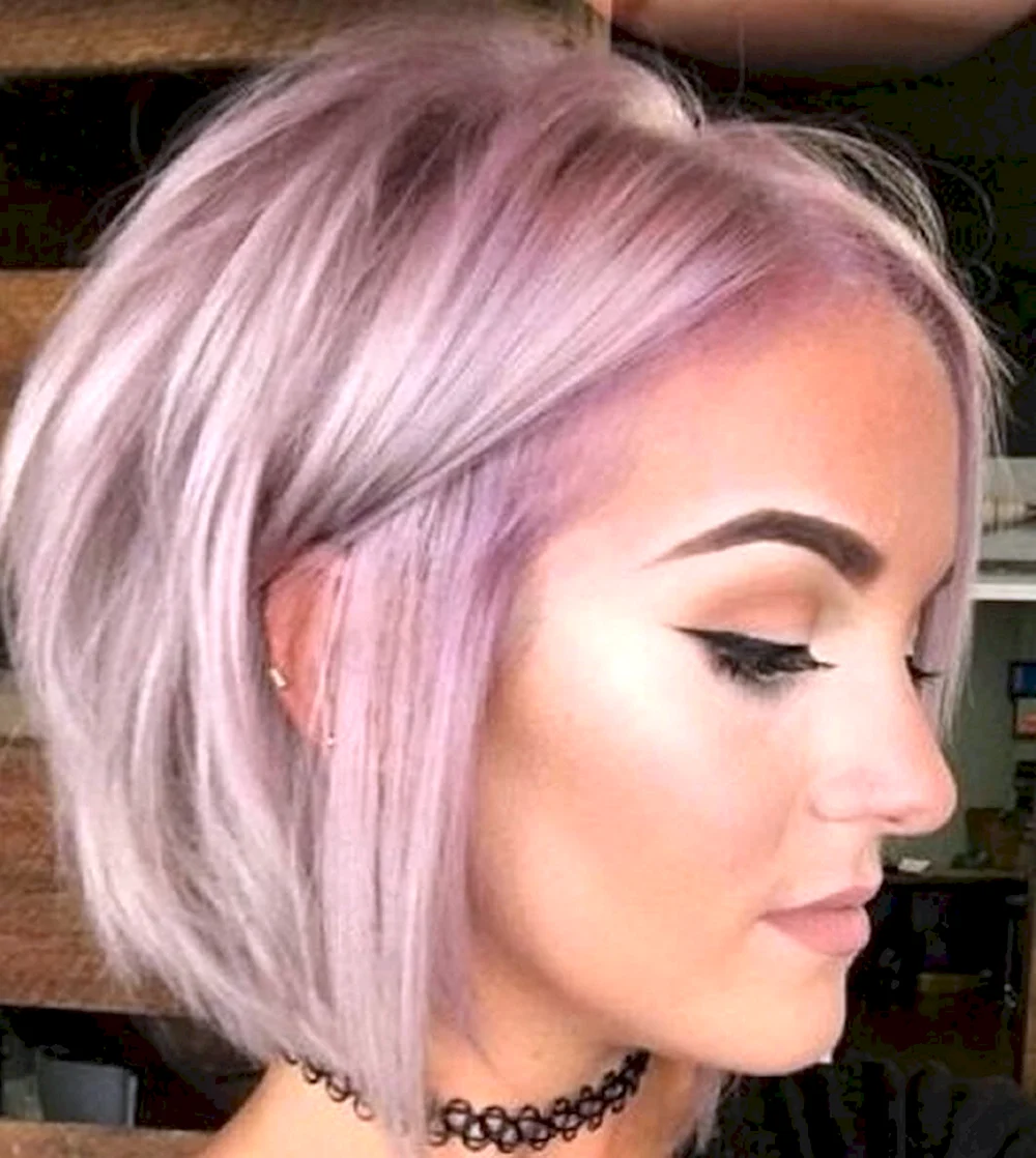 Блонд с фиолетовым оттенком на короткие волосы
