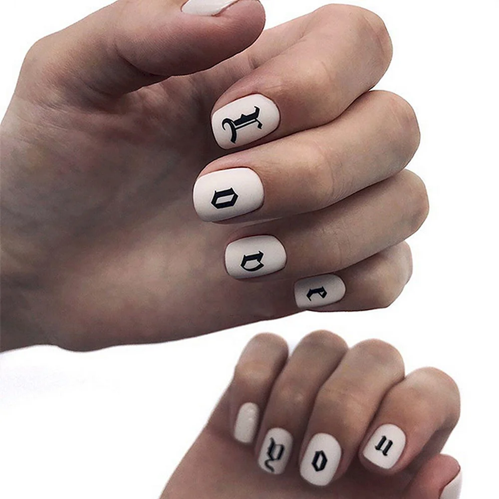 Буквы на ногтях