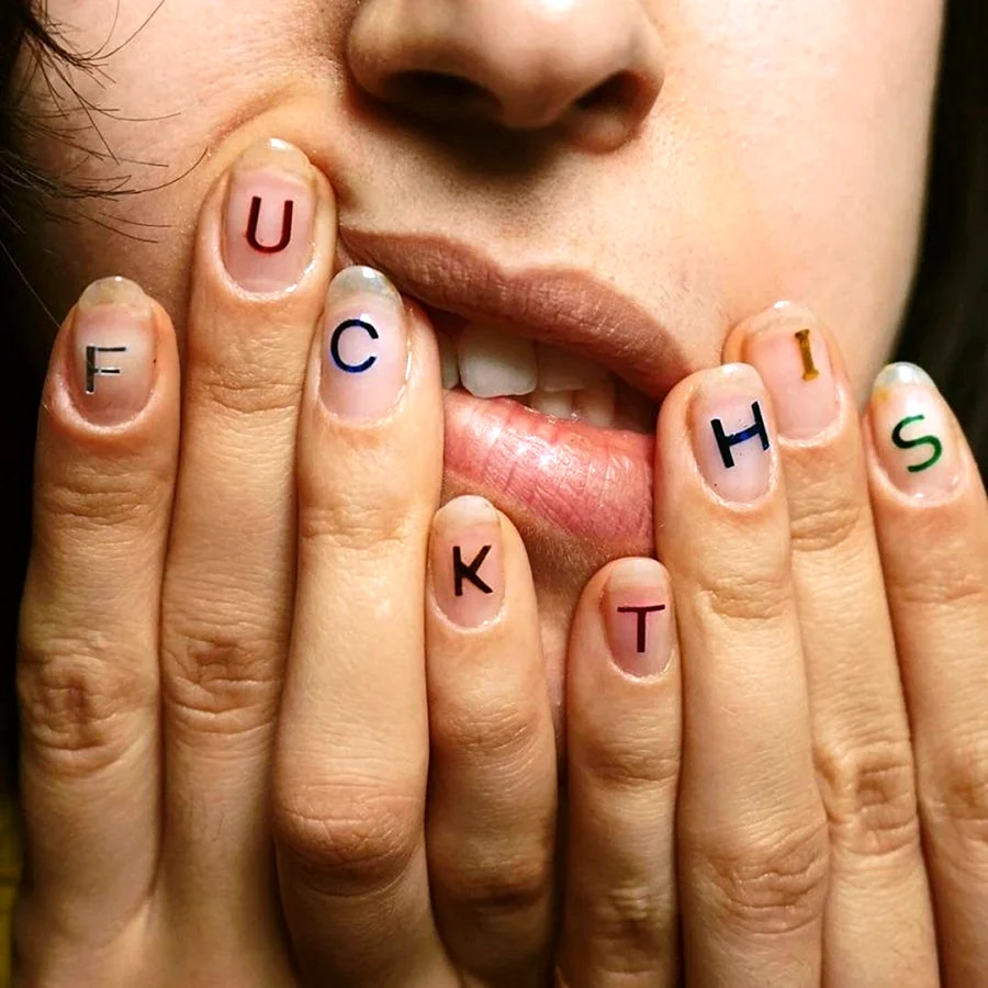 Буквы на ногтях