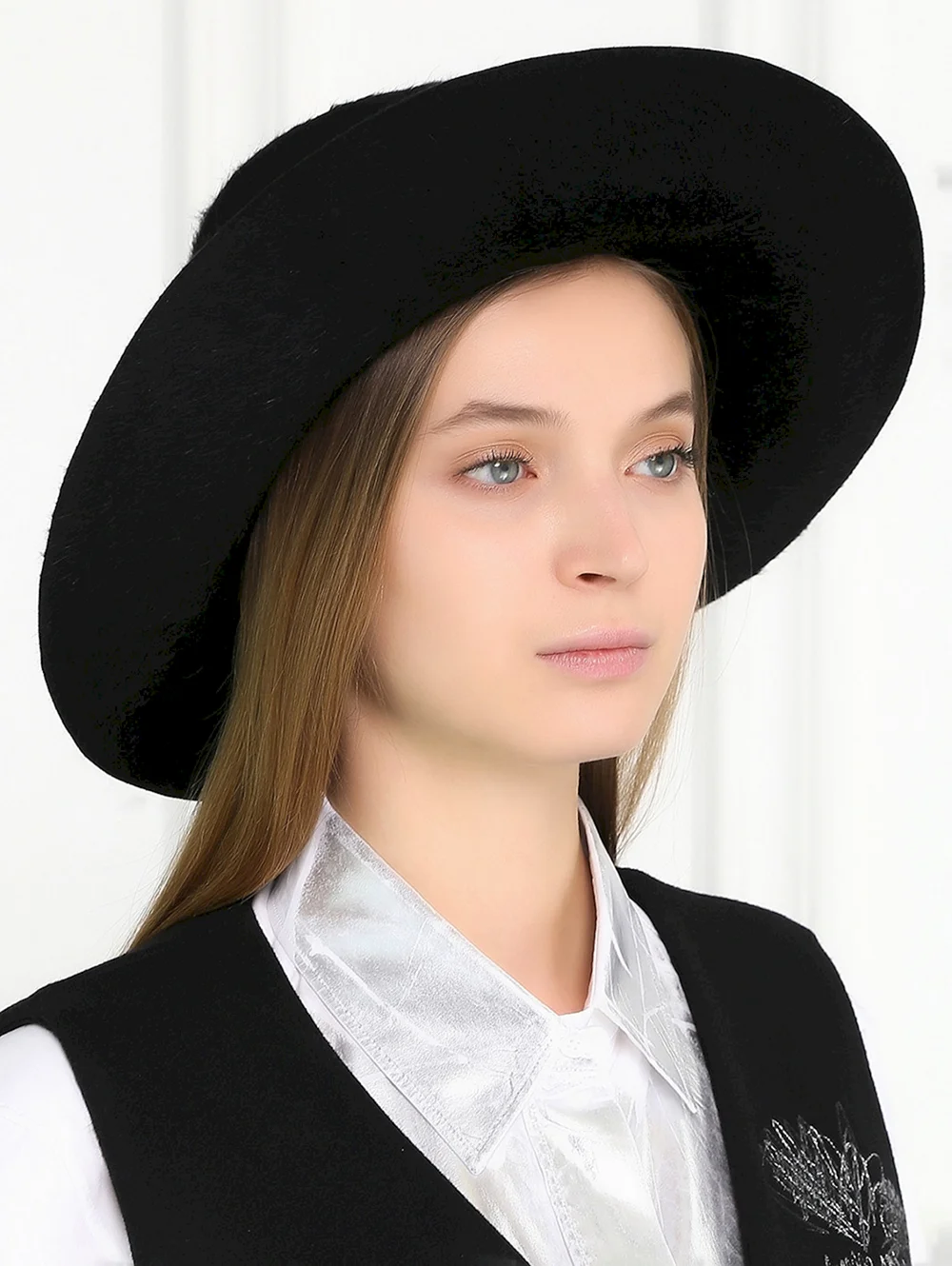 Черная женская шляпа