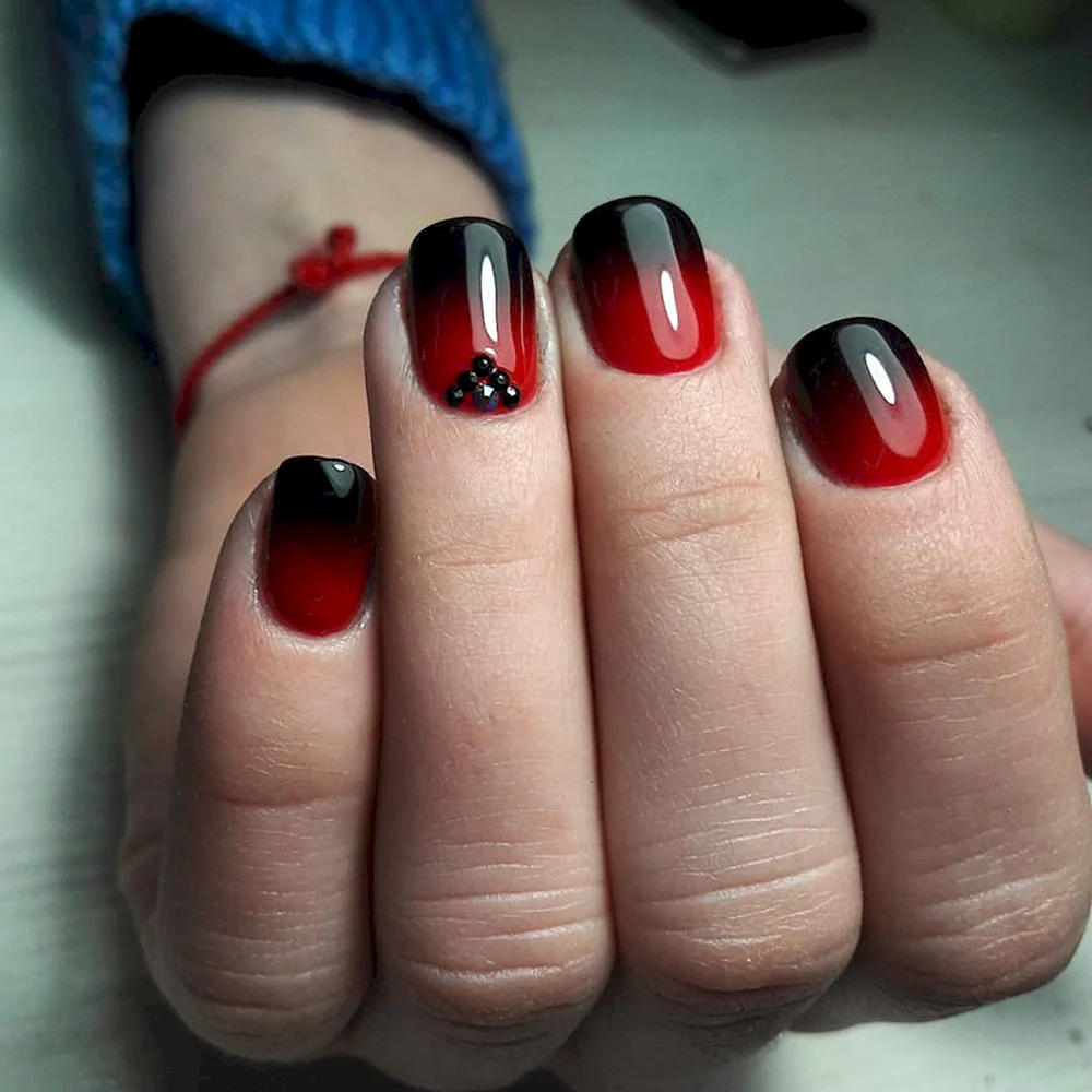 Черно красное омбре на ногтях