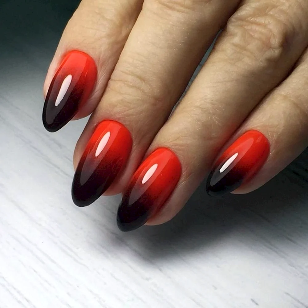 Черно красный градиент на ногтях
