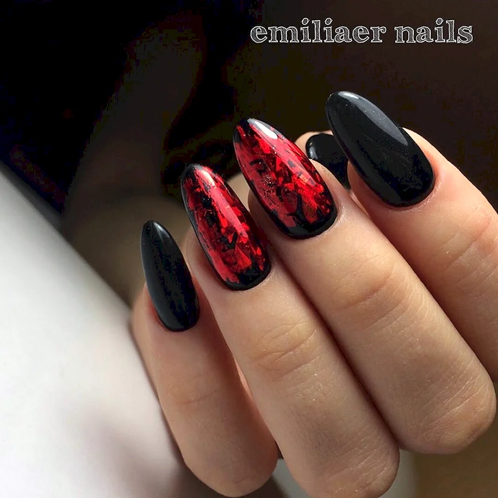 Черные ногти с красной фольгой
