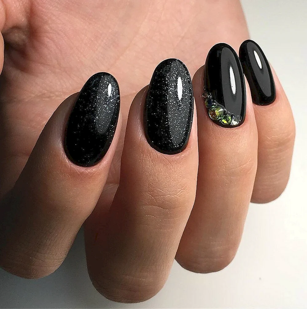 Черные овальные ногти