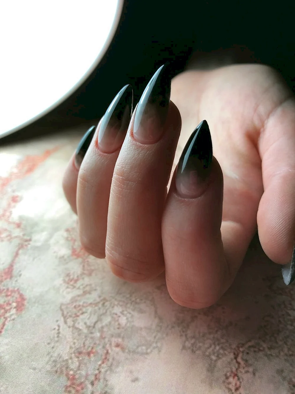 Черный градиент на ногтях