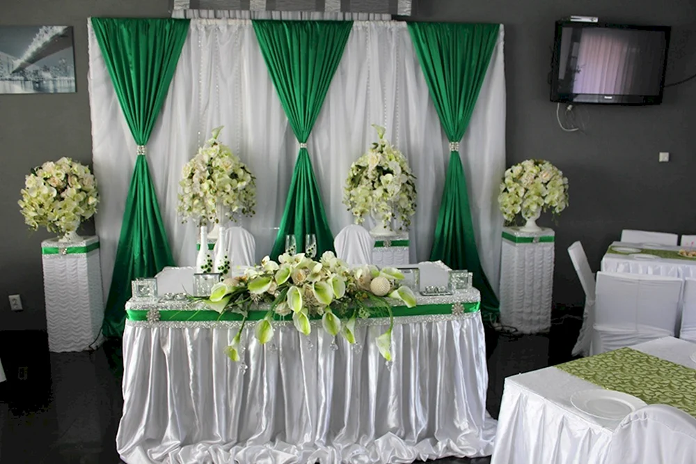 Декор свадебного зала в зеленом цвете