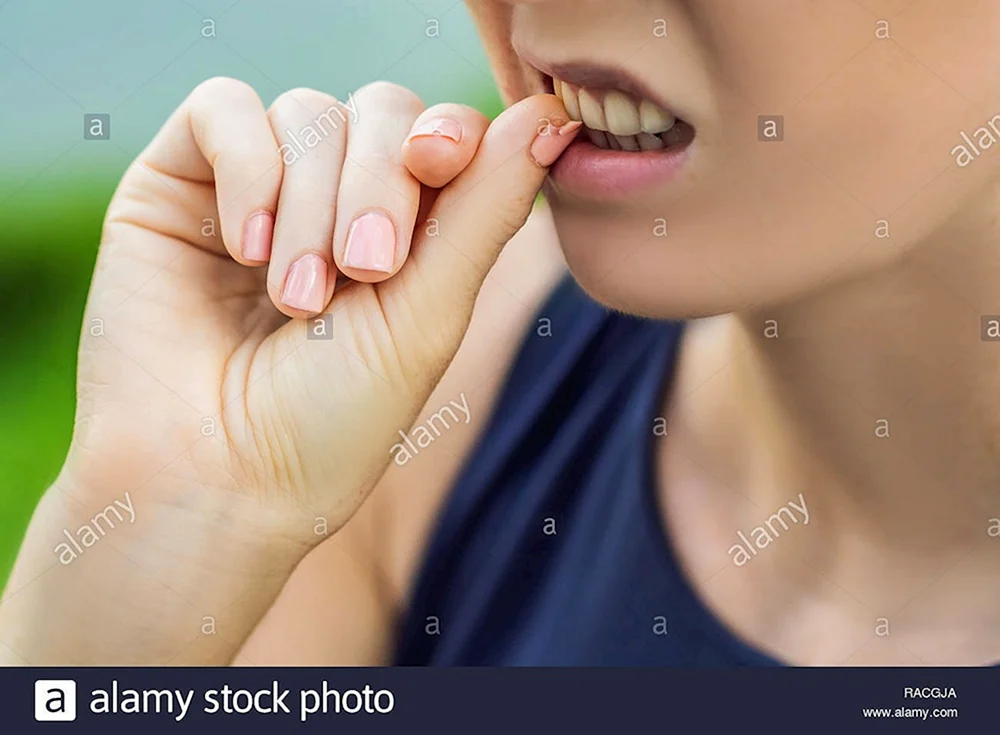 Девушка грызет ногти