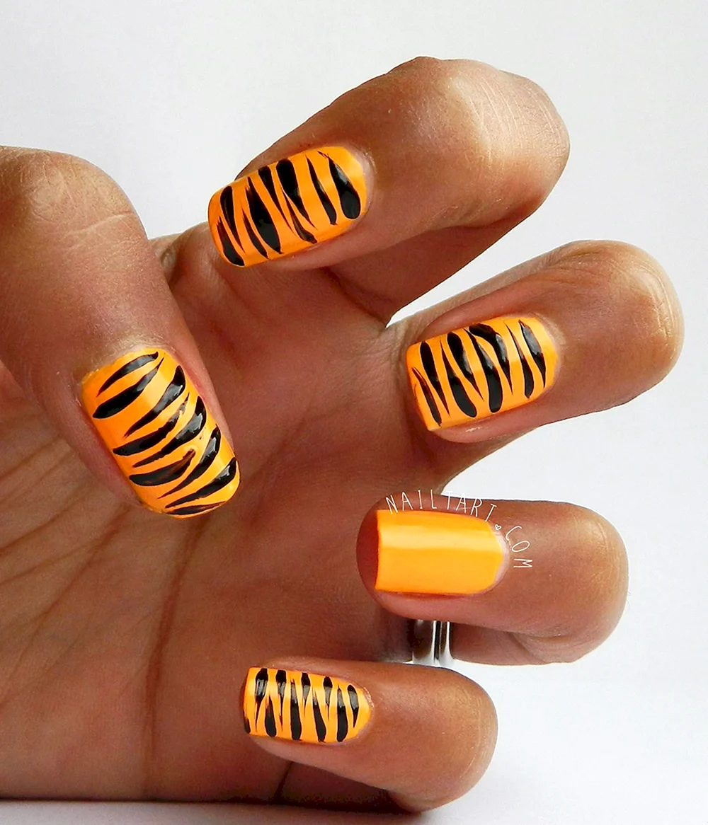 Дизайн ногтей тигровый