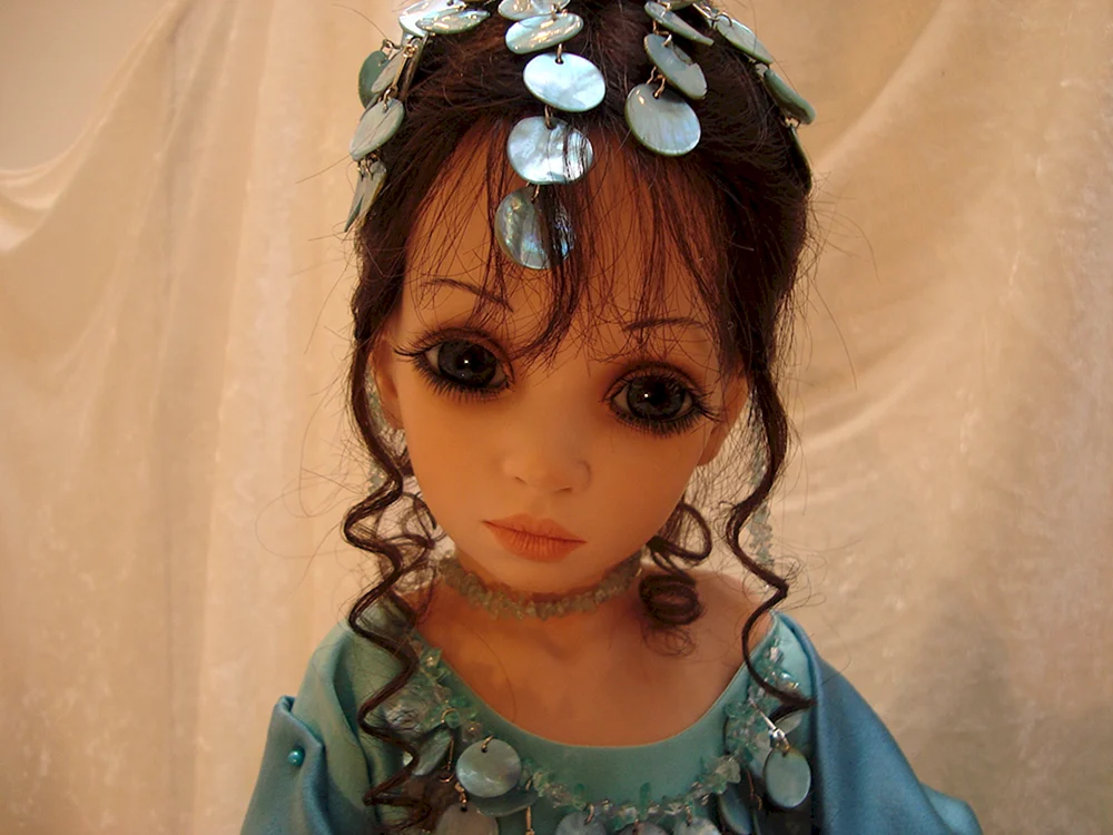 Фарфоровая кукла с грустными глазами