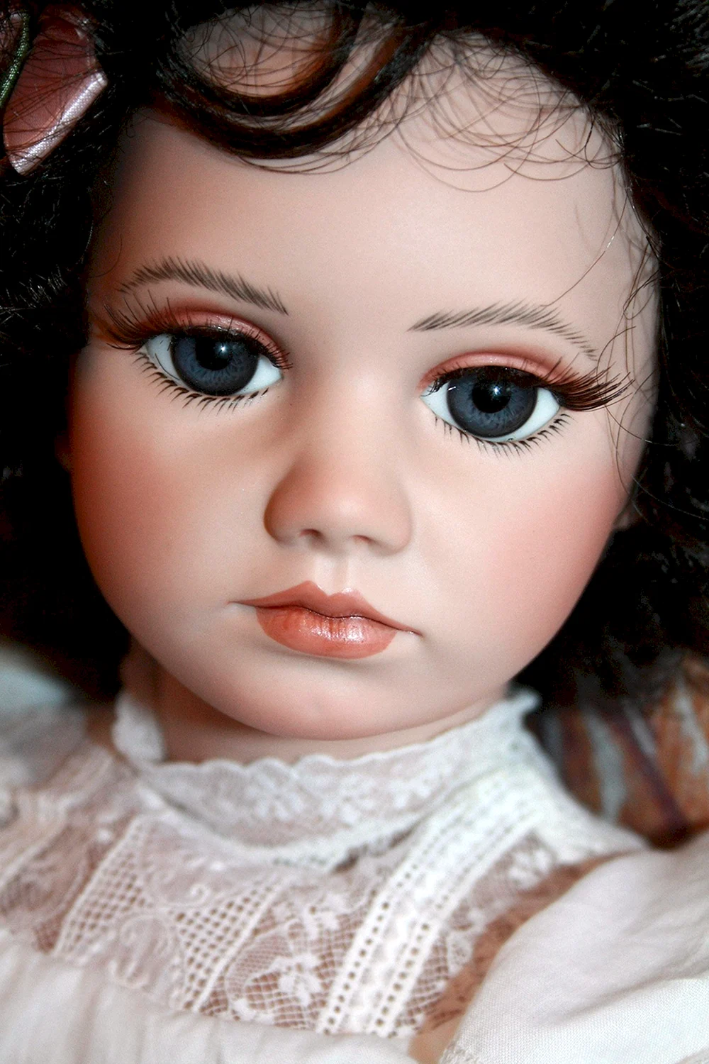 Фарфоровая кукла темноволосая