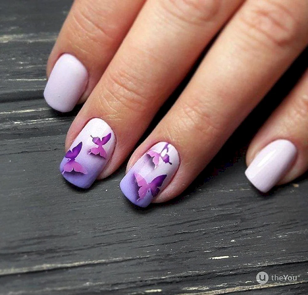Фиолетовый маникюр с бабочками