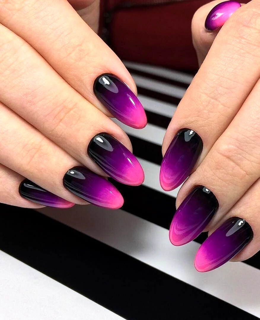 Градиент на ногтях фиолетовый с черным