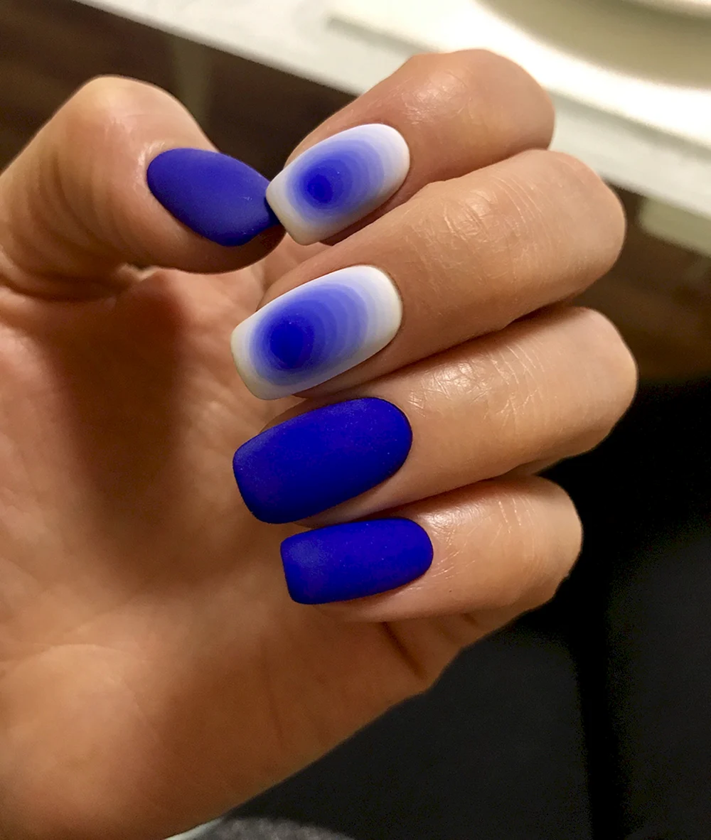 Яркие синие ногти