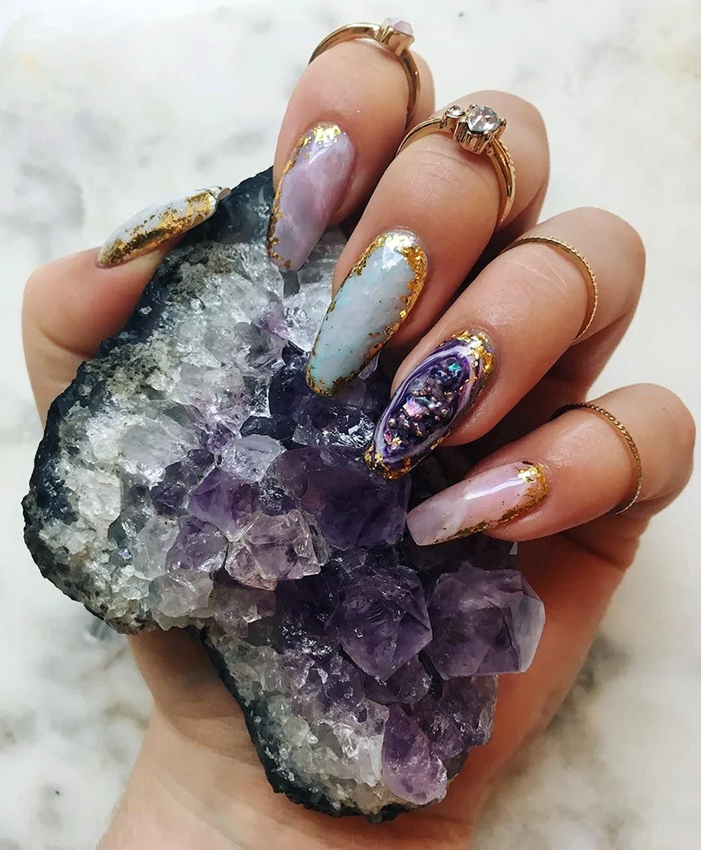 Каменный дизайн ногтей