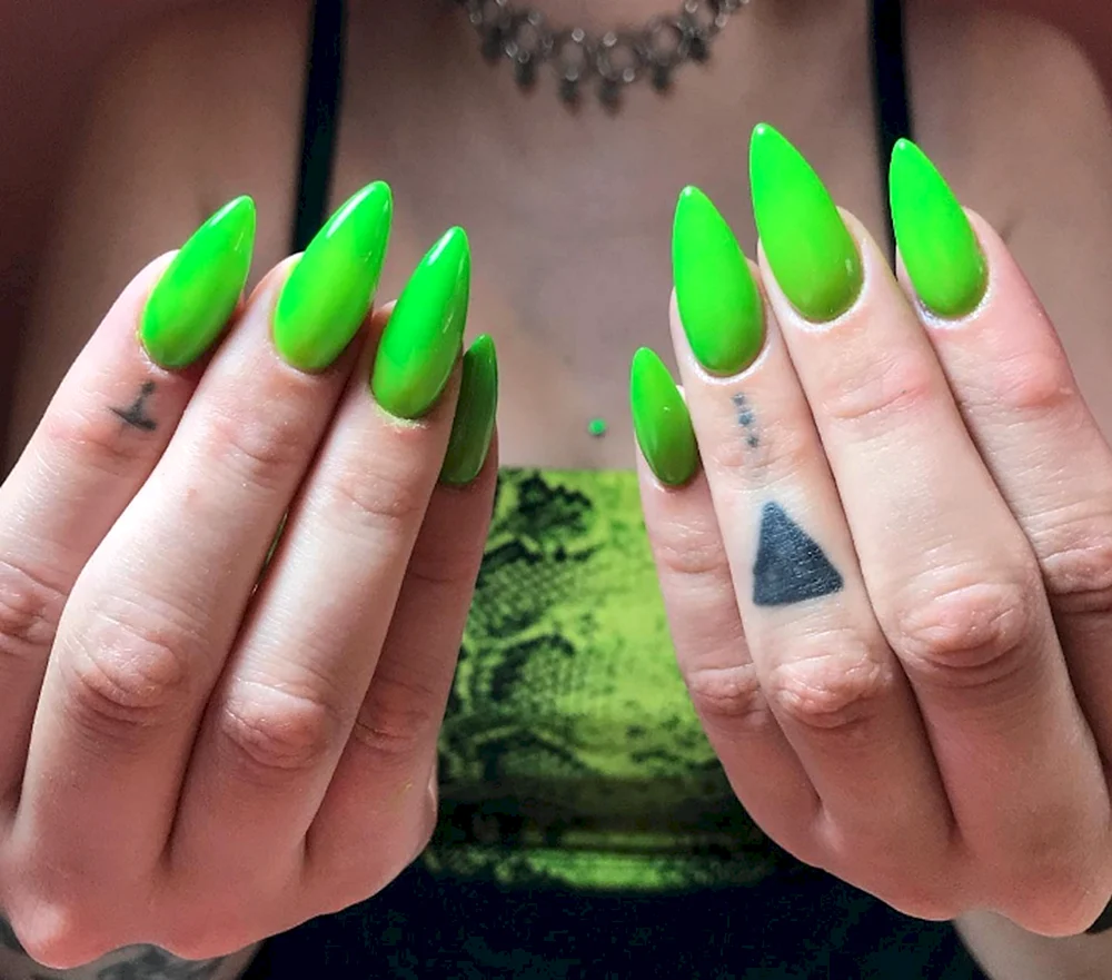 Кислотнозелённые ногти