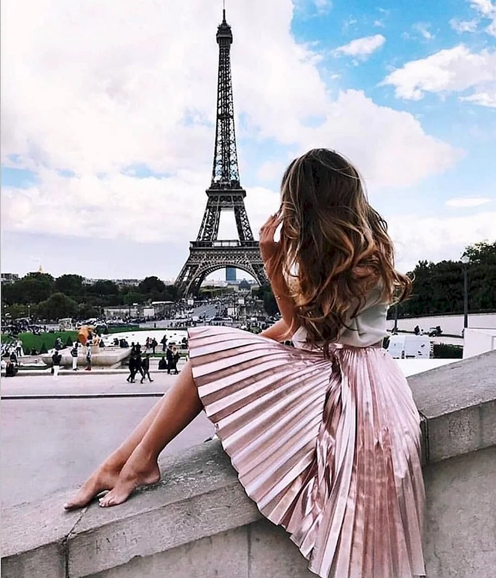 Красивая девушка в Париже