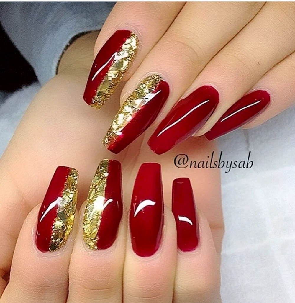 Красивые ногти красные с золотом
