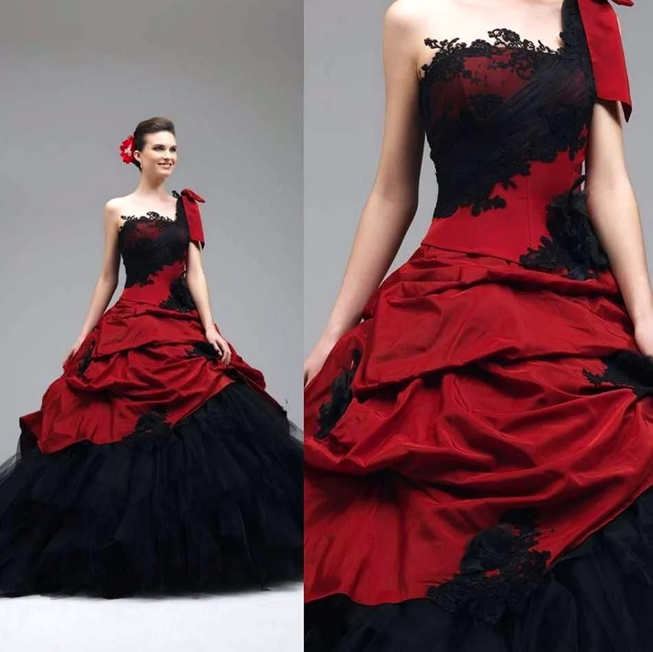 Красно-черном готическом свадебном платье