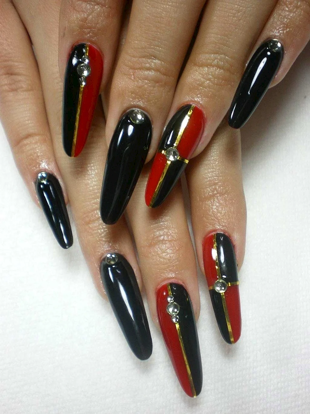 Красно-чёрный маникюр на длинные ногти