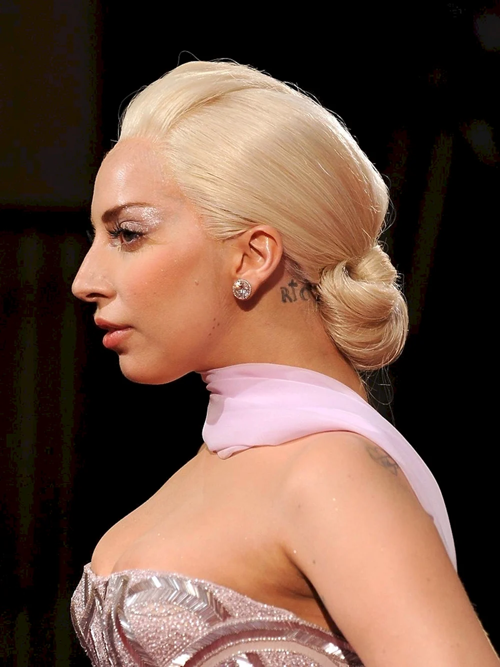 Леди Гага в профиль
