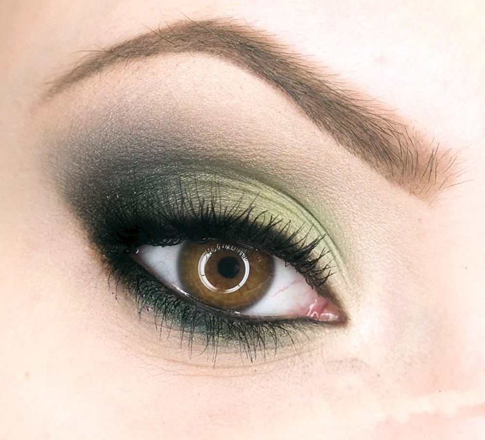 Макияж с зелеными тенями для карих глаз