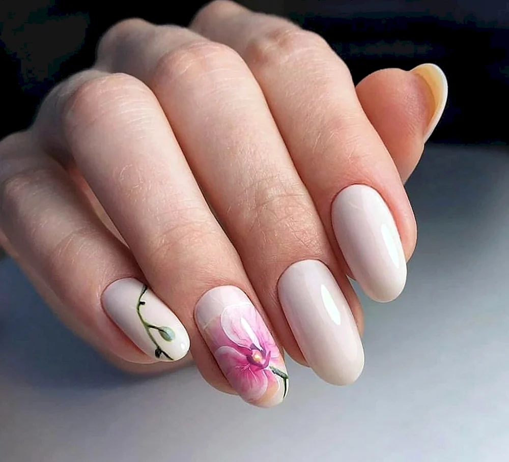 Маникюр с цветочками на овальных ногтях