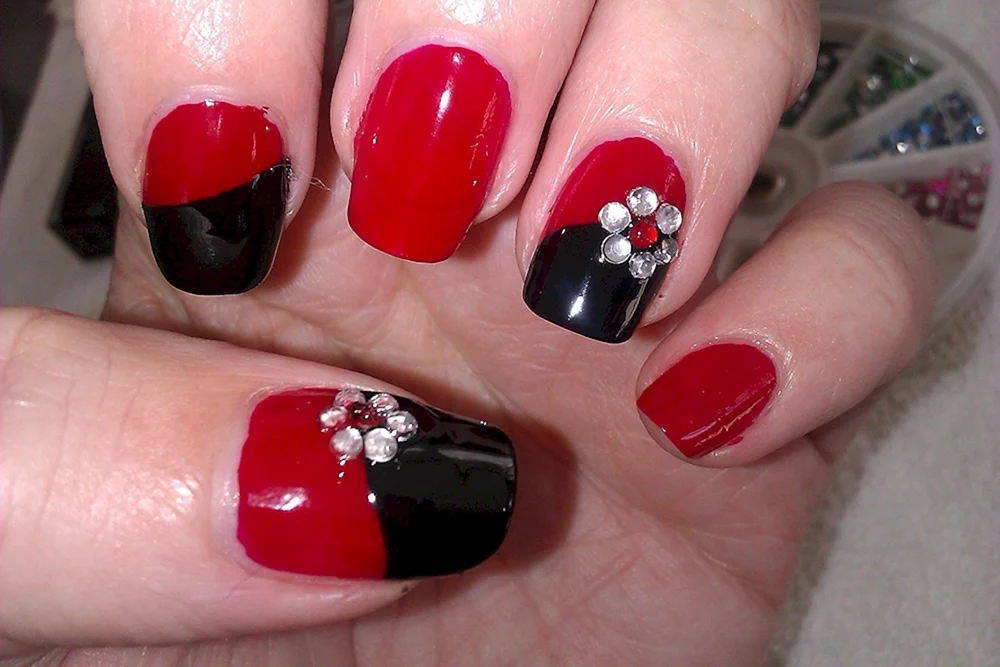 Nail Art Red and Black