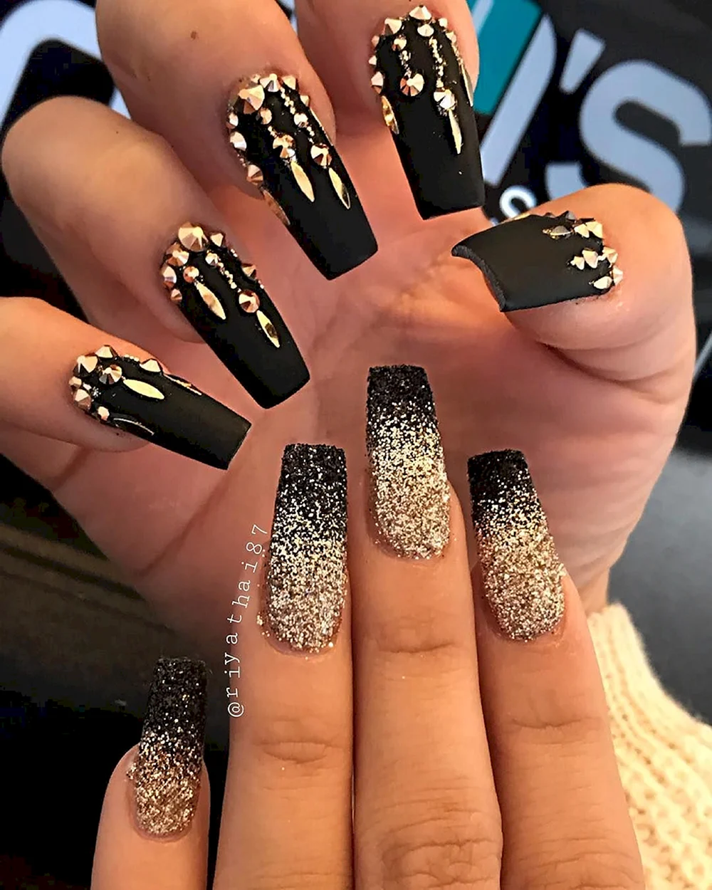Nails Black Gold