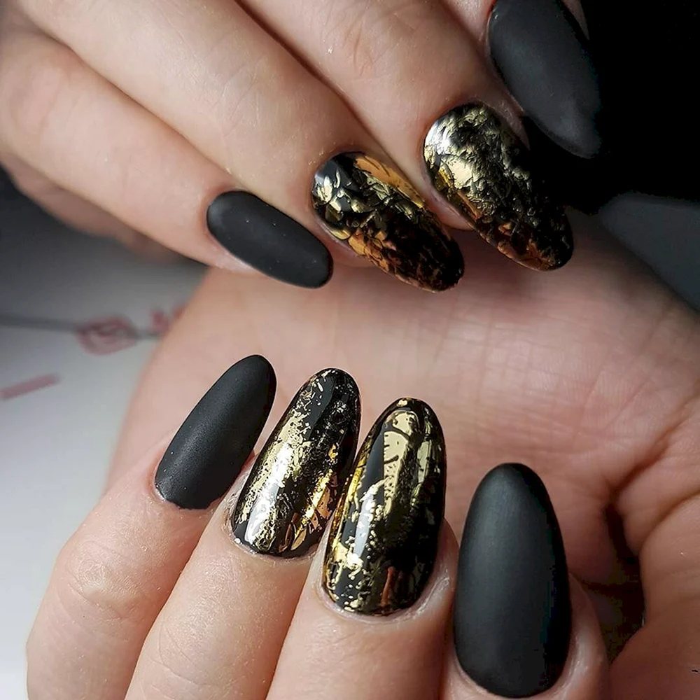Ногти чёрные с золотом