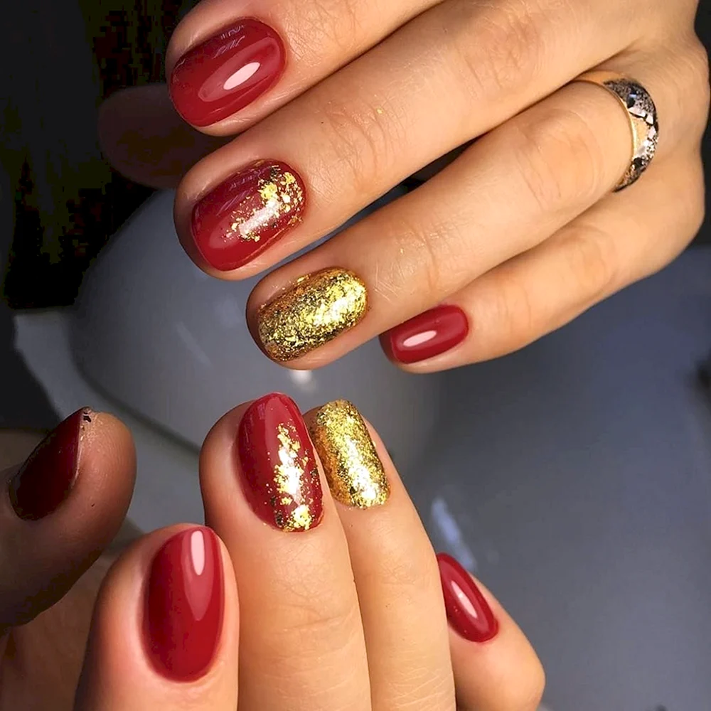 Ногти красные с золотом