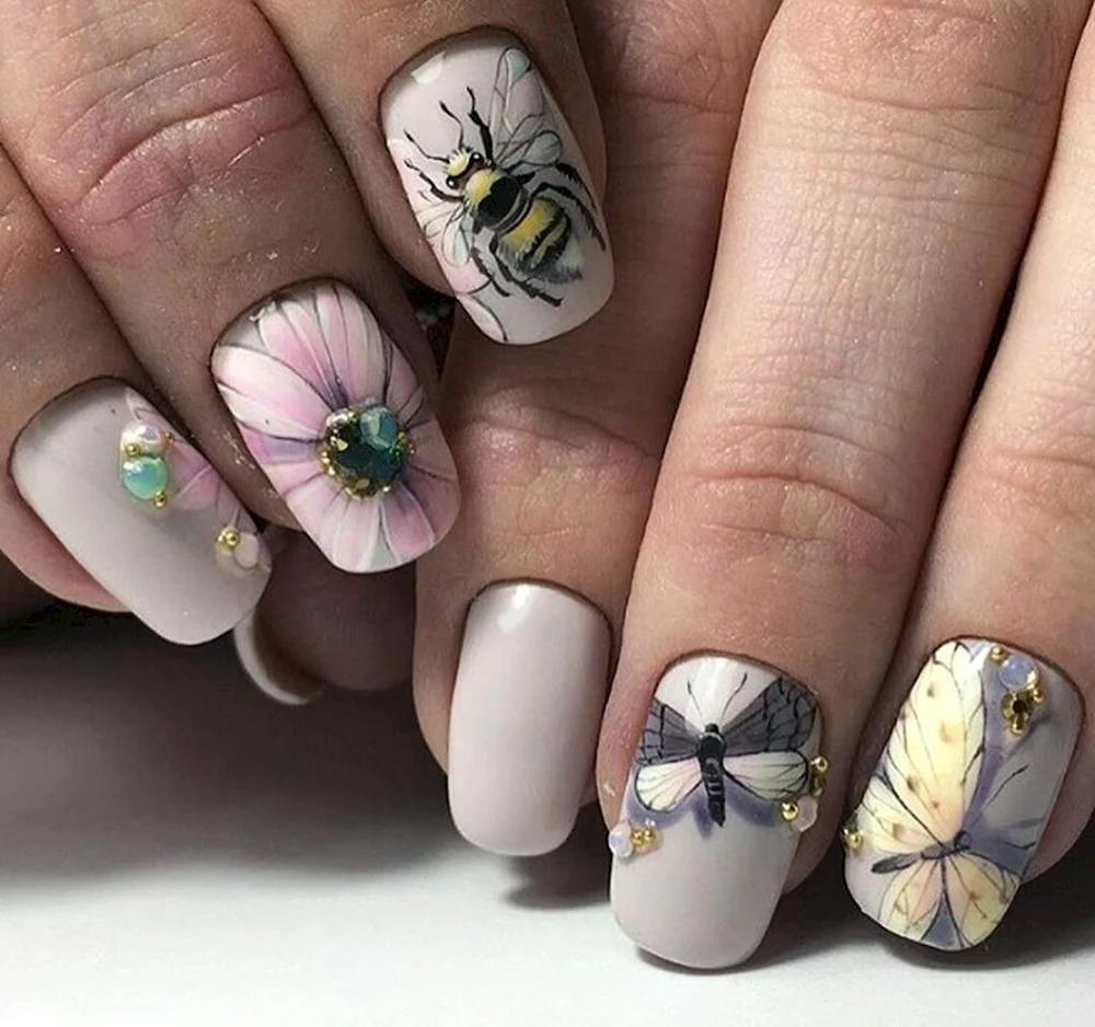 Ногти с бабочками