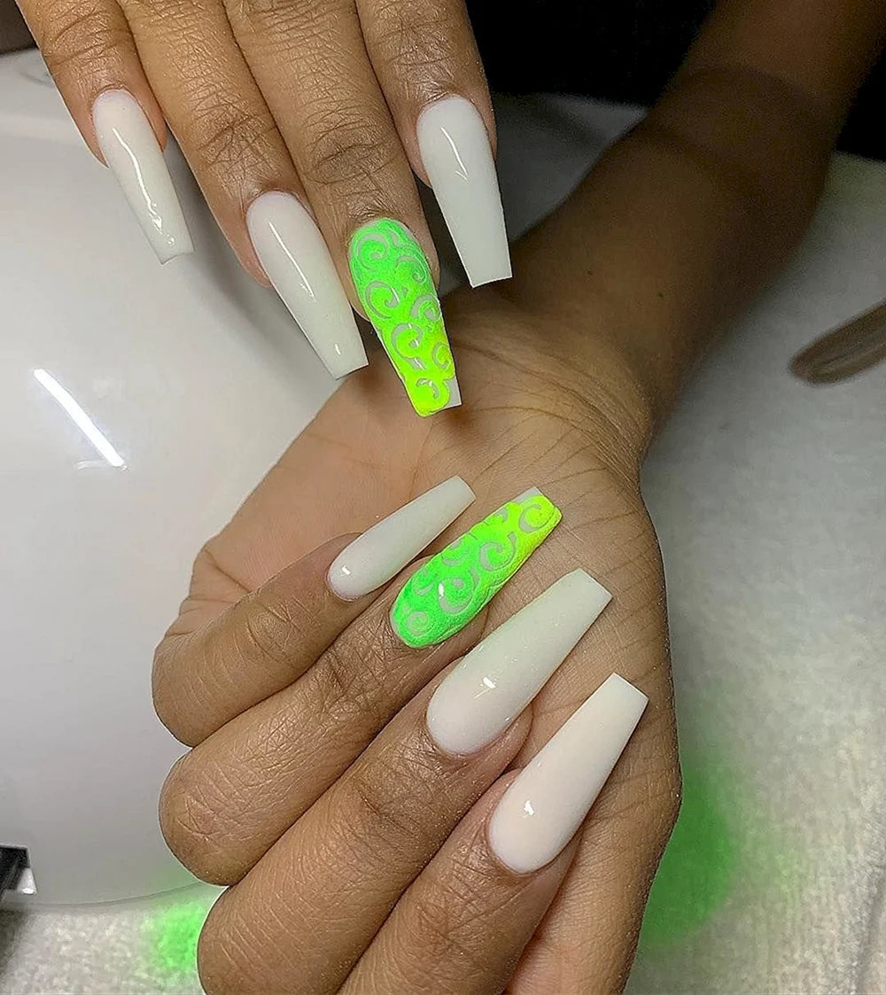 Ногти зелёные с белым