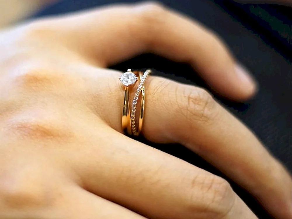 Обручальное и помолвочное кольцо на пальце