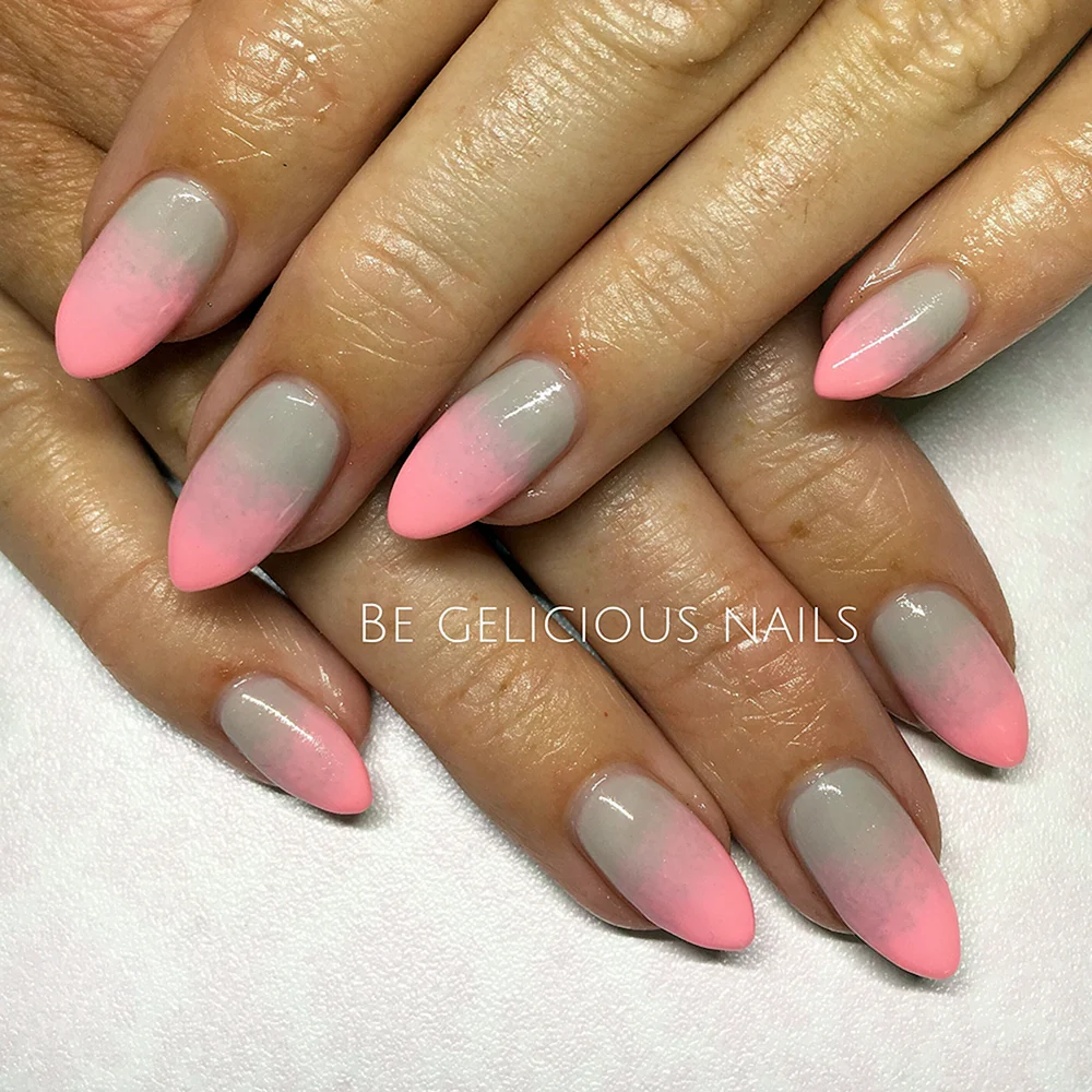 Омбре серый с розовым на ногтях