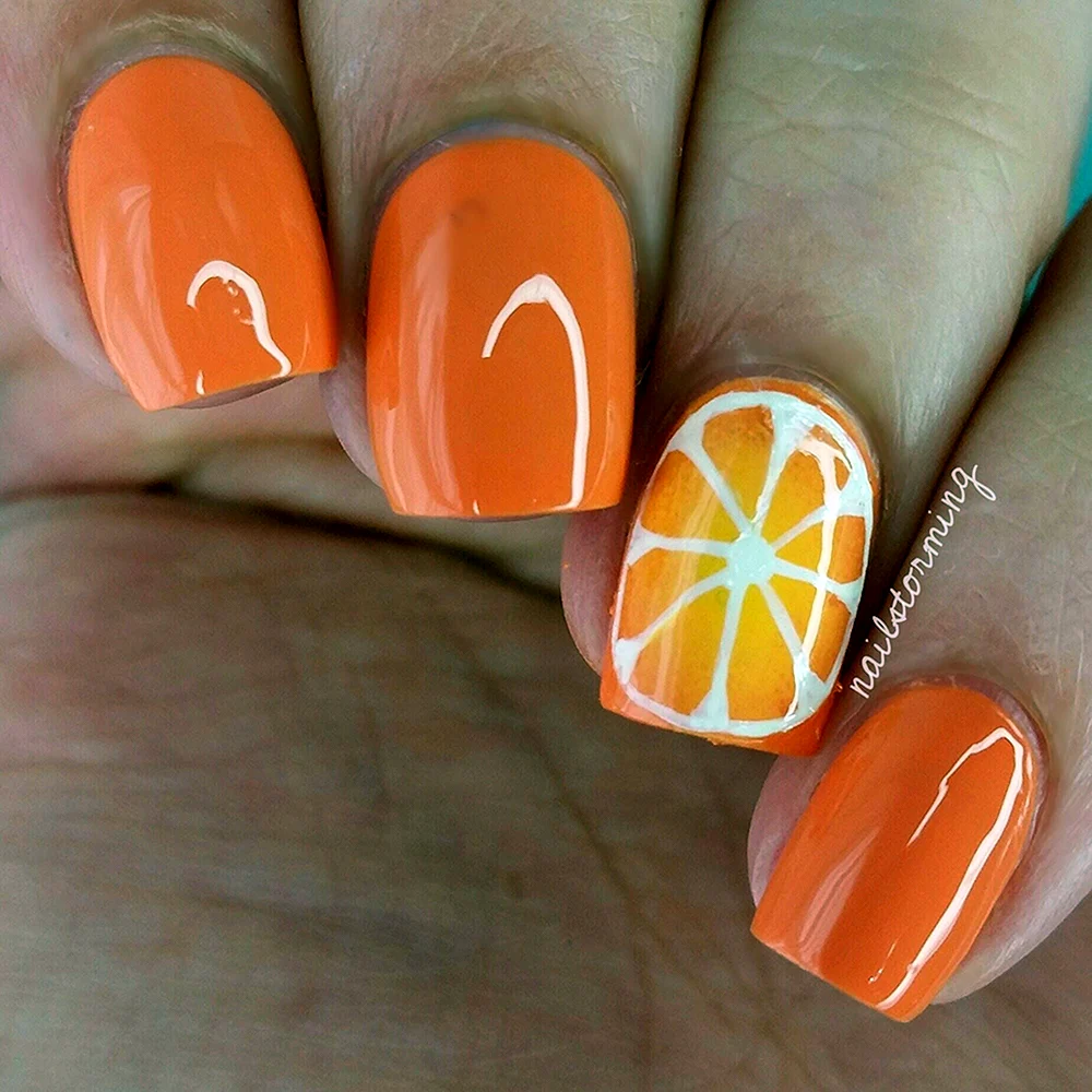 Оранжевый маникюр с апельсином