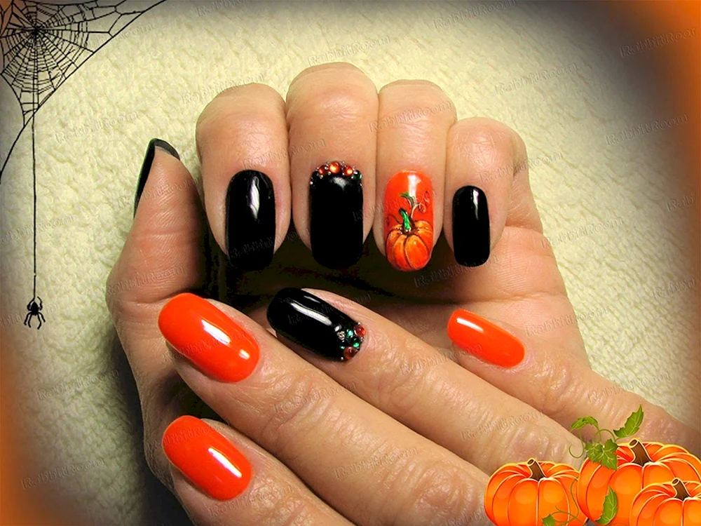 Осенний маникюр оранжевый с черным