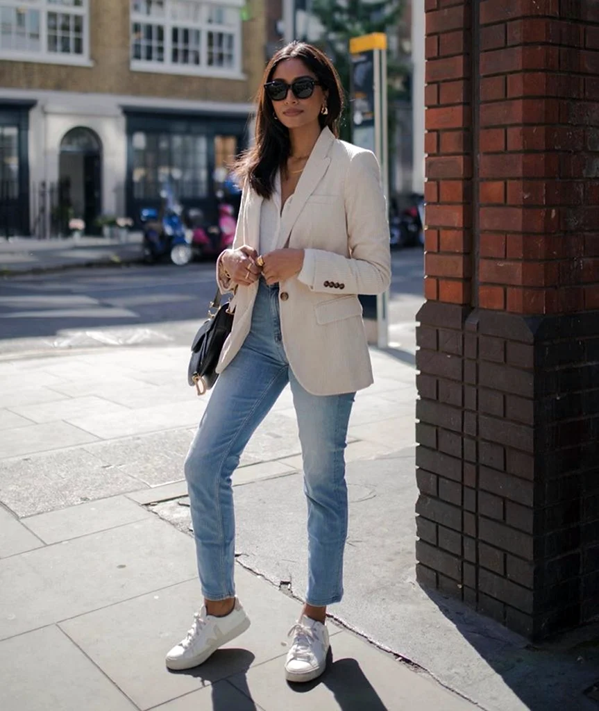 Outfits with White Jeans and Sneakers