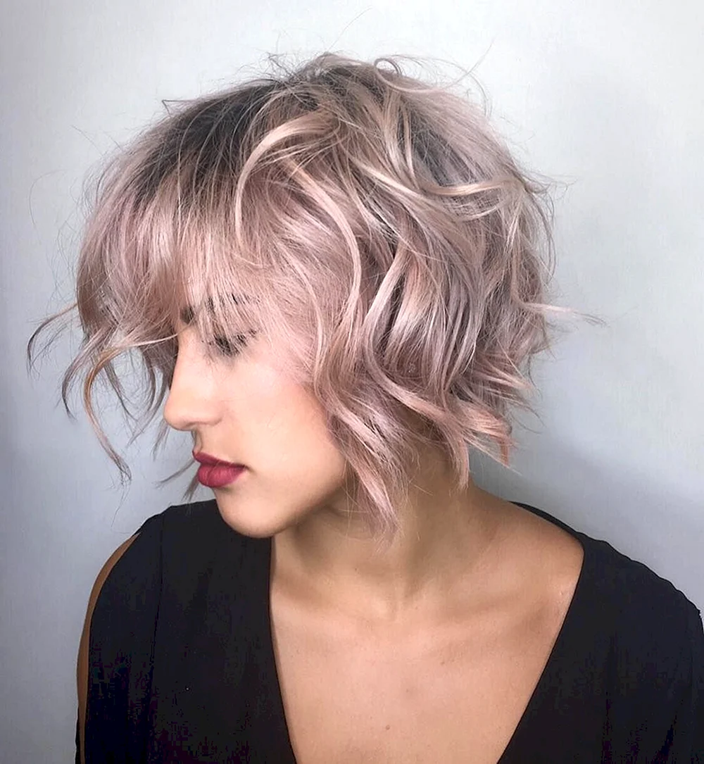 Пепельно-розовый цвет волос на короткие волосы