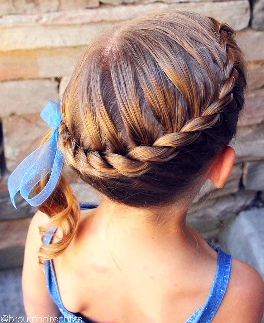 Прическа с плетением на средние волосы для девочки