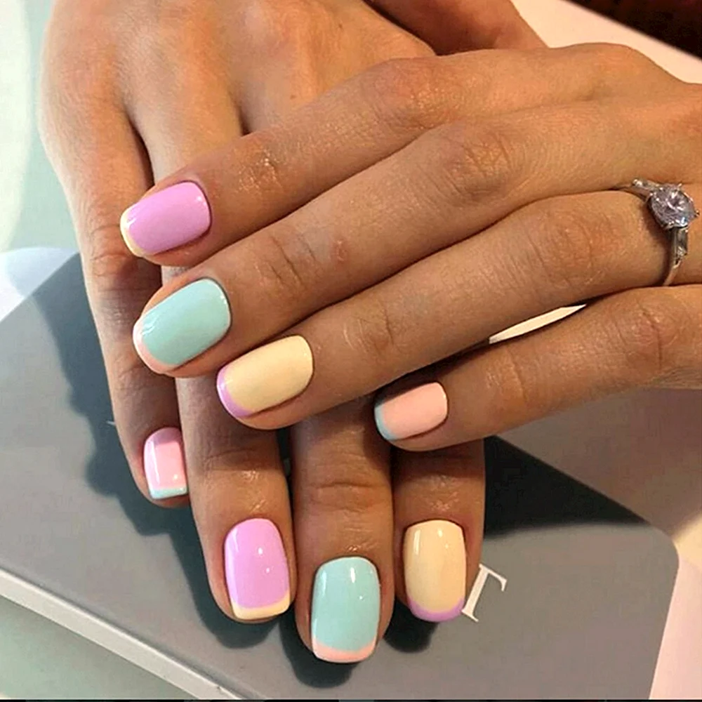 Разноцветные ногти в пастельных тонах