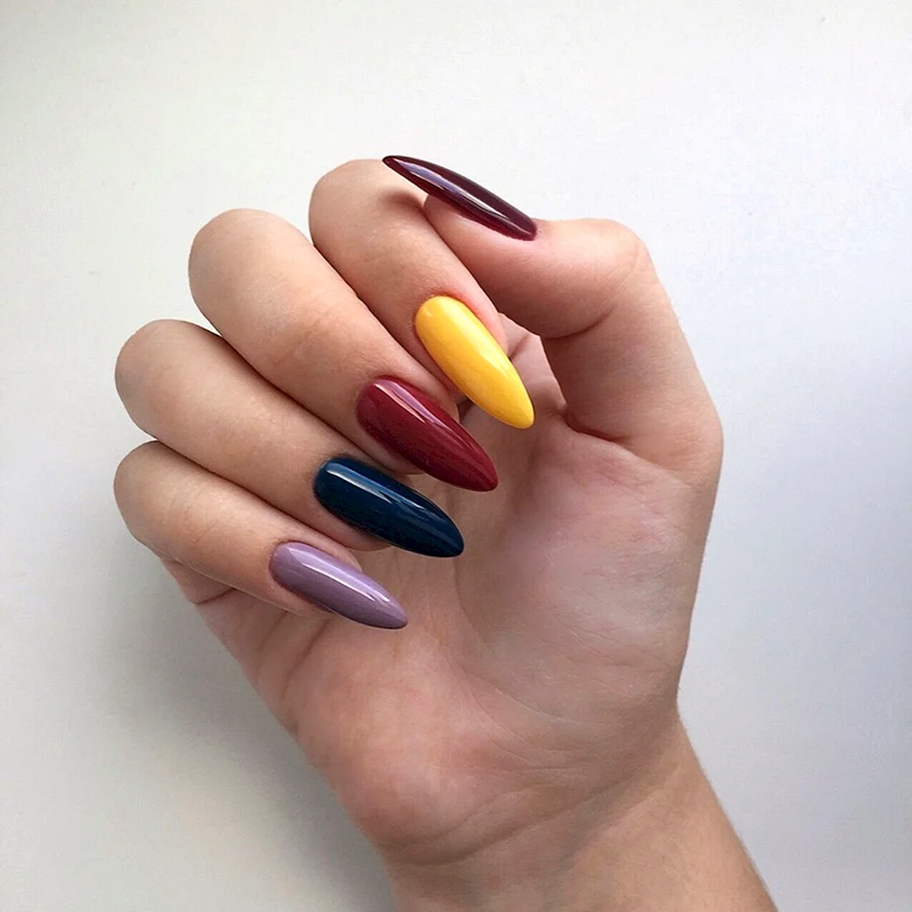 Разноцветный маникюр на миндалевидных ногтях