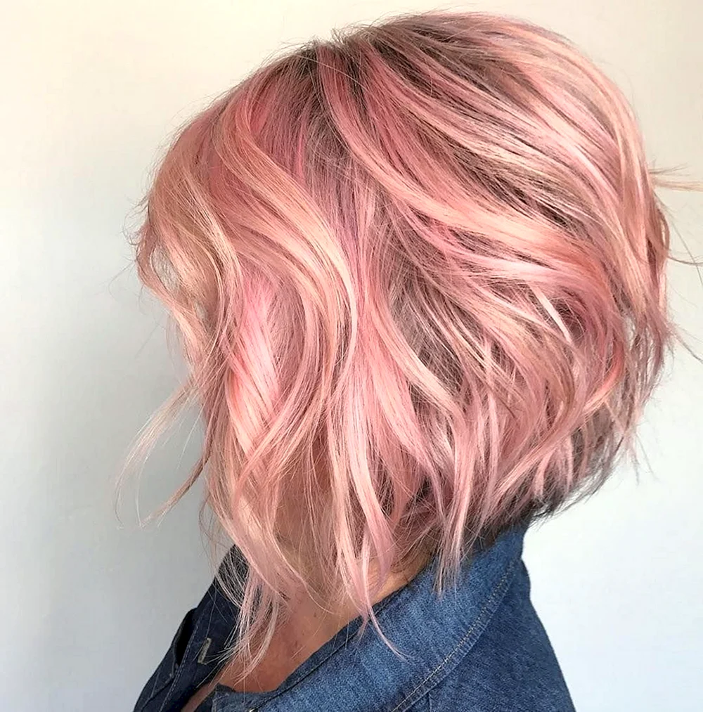 Розовое мелирование на короткие волосы