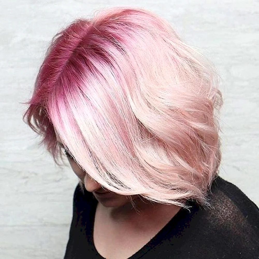 Розовые корни волос