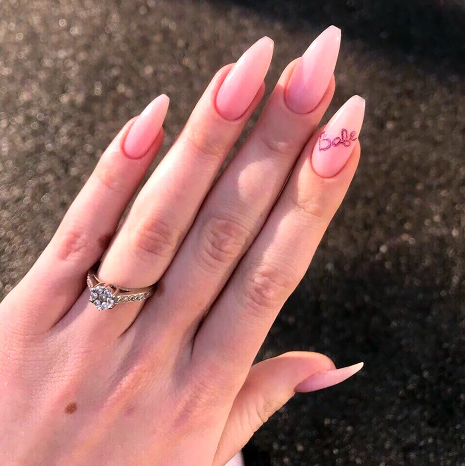 Розовые миндальные ногти длинные