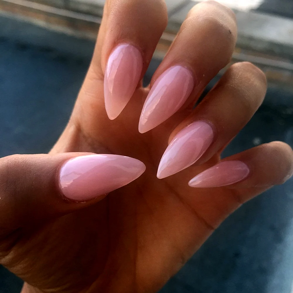 Розовые ногти миндаль